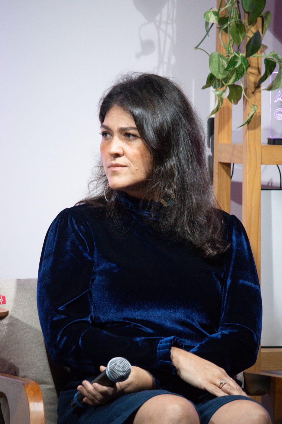 Petria Chaves ouvindo o painel