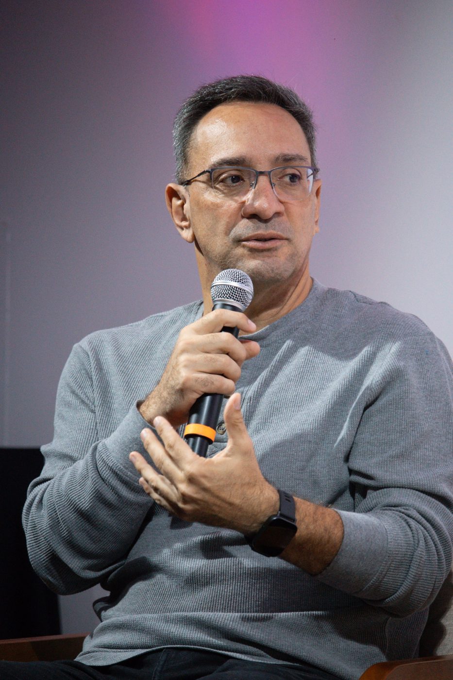 Maurício Noriega falando no painel