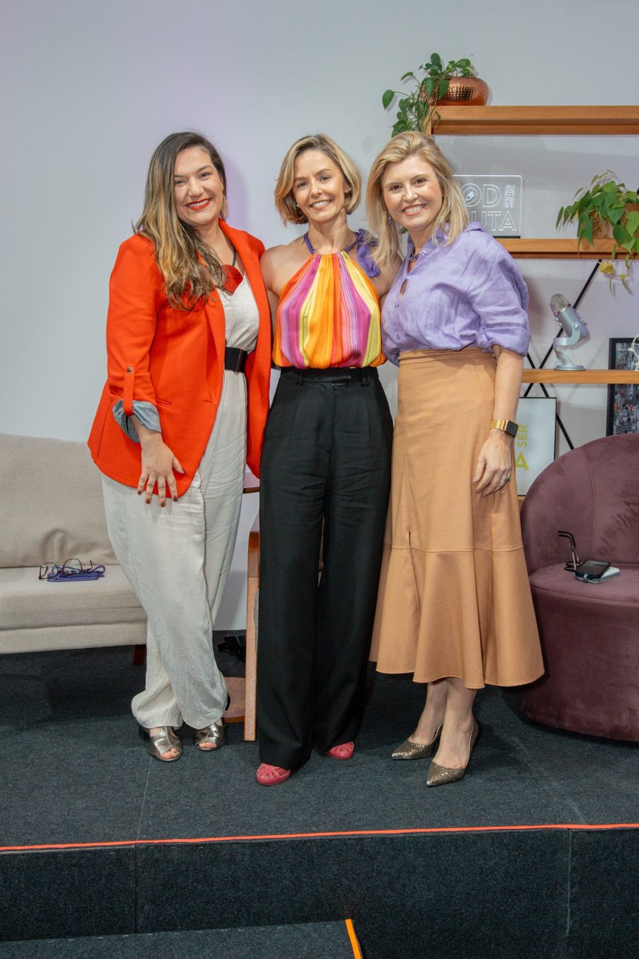 Convidadas reunidas no palco ao fim do painel